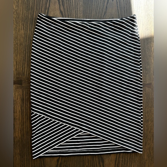 Black and white skirt with lots of stretch - Picture 3 of 3